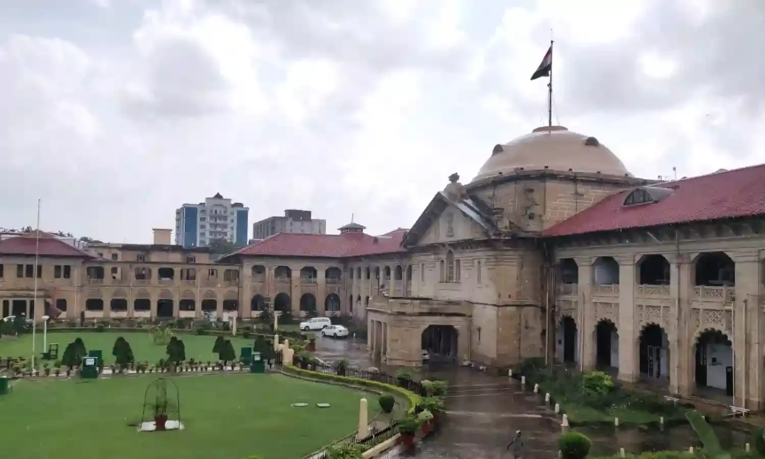 Courts Cannot Direct A Particular Method Of Recruitment Or Eligibility Criteria: Allahabad HC Upholds IIT Kanpur Recruitment Rules For Executive Engineer Post Courts Cannot Direct A Particular Method Of Recruitment Or Eligibility Criteria: Allahabad HC Upholds IIT Kanpur Recruitment Rules For Executive Engineer Post