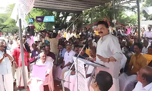 Kerala Advocate Clerks Association Stages Hunger Strike On Onam Day, High Court Judge Extends Support Kerala Advocate Clerks Association Stages Hunger Strike On Onam Day, High Court Judge Extends Support