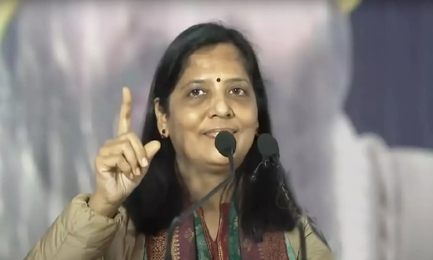 Delhi Court Summons Arvind Kejriwals Wife On BJP Leaders Plea Alleging That Her Name Figures In Voters List Of 2 Assembly Seats Delhi Court Summons Arvind Kejriwals Wife On BJP Leaders Plea Alleging That Her Name Figures In Voters List Of 2 Assembly Seats