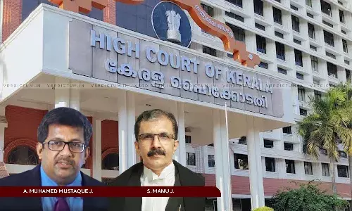 Kerala High Court Directs Removal Of Ashtamudi Lake Encroachments Within Six Months, Appends List Of Encroachers To Its Order Kerala High Court Directs Removal Of Ashtamudi Lake Encroachments Within Six Months, Appends List Of Encroachers To Its Order